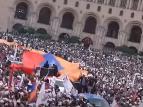 İrəvanda mitinqdə Azərbaycan dilində dialoq səsləndirildi - <span class="color_red">VİDEO</span>