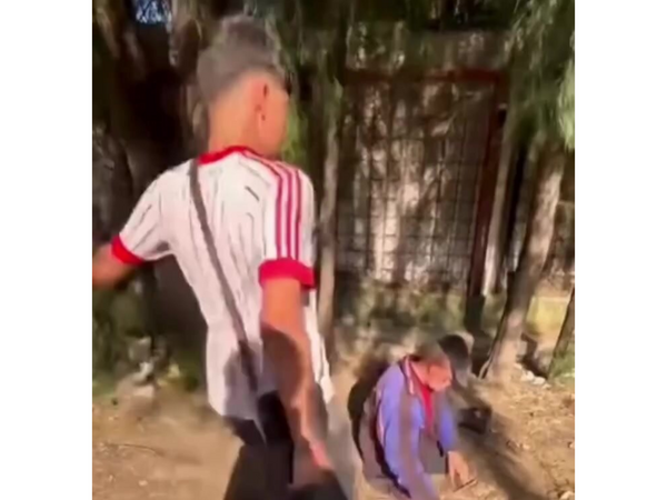Yeniyetmələr parkda yatan yaşlı kişini TƏPİKLKƏDİLƏR - <span class="color_red">VİDEO </span>