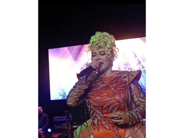 Əməkdar artist səhnədə çətin anlar yaşadı - <span class="color_red">VİDEO </span>