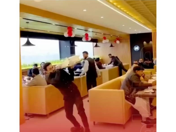 Bu hərəkətinə görə işdən QOVULDU - <span class="color_red">VİDEO </span>