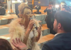 Röya Ayxanın toyda bəyin dostu ilə dueti gündəm oldu - <span class="color_red">VİDEO</span>