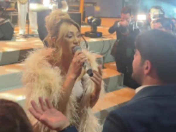 Röya Ayxanın toyda bəyin dostu ilə dueti gündəm oldu - <span class="color_red">VİDEO</span>