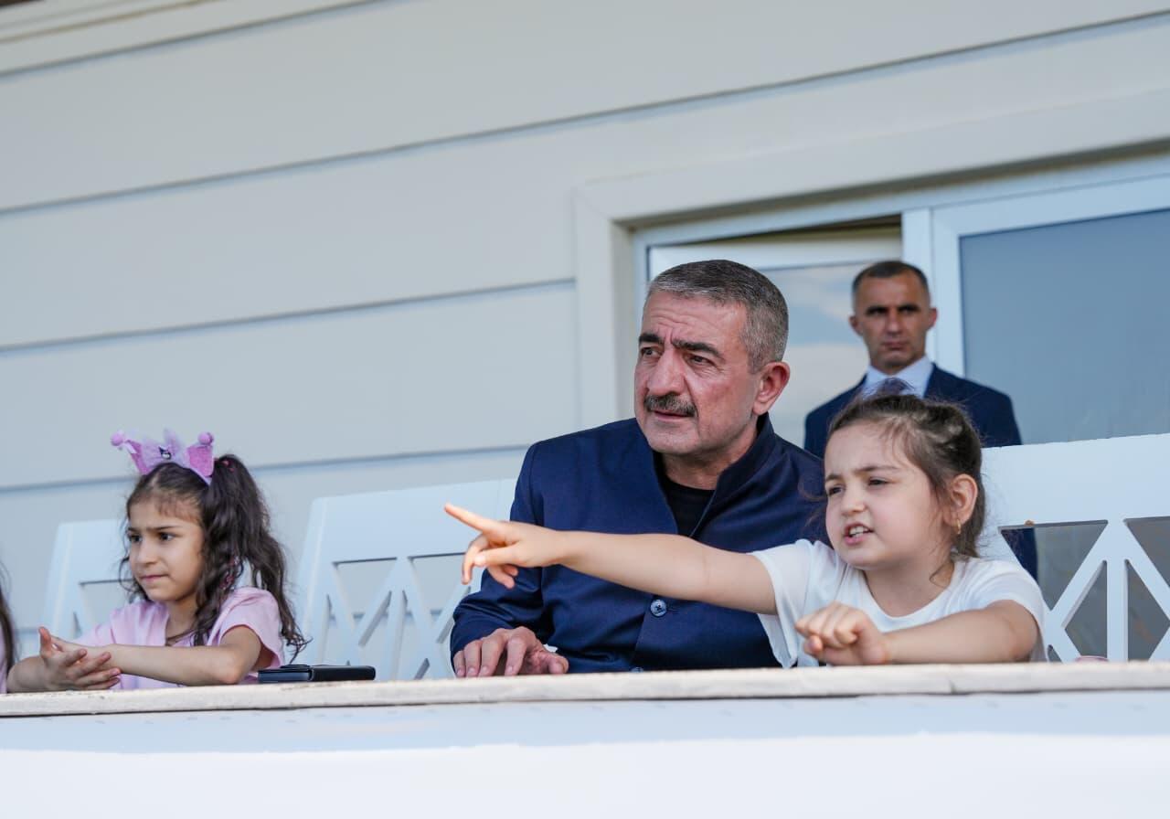 General-polkovnik şəhid övladları ilə bir arada: Çövkən üzrə