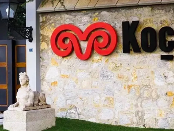 "Koç" holdinqinin binasına silahlı HÜCUM