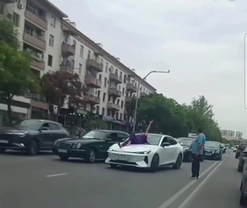 Bakıda qadın avtomobilin önünü kəsib, üstünə uzand