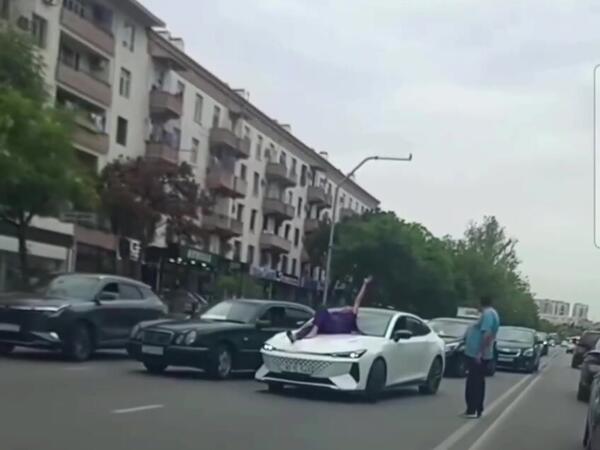 Bakıda qadın avtomobilin önünü kəsib, üstünə uzandı - <span class="color_red">VİDEO</span>