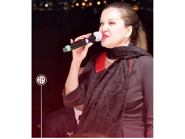 Türkiyədə azana hörmətsizlik edən müğənni səhnədən QOVULDU - <span class="color_red">VİDEO </span>