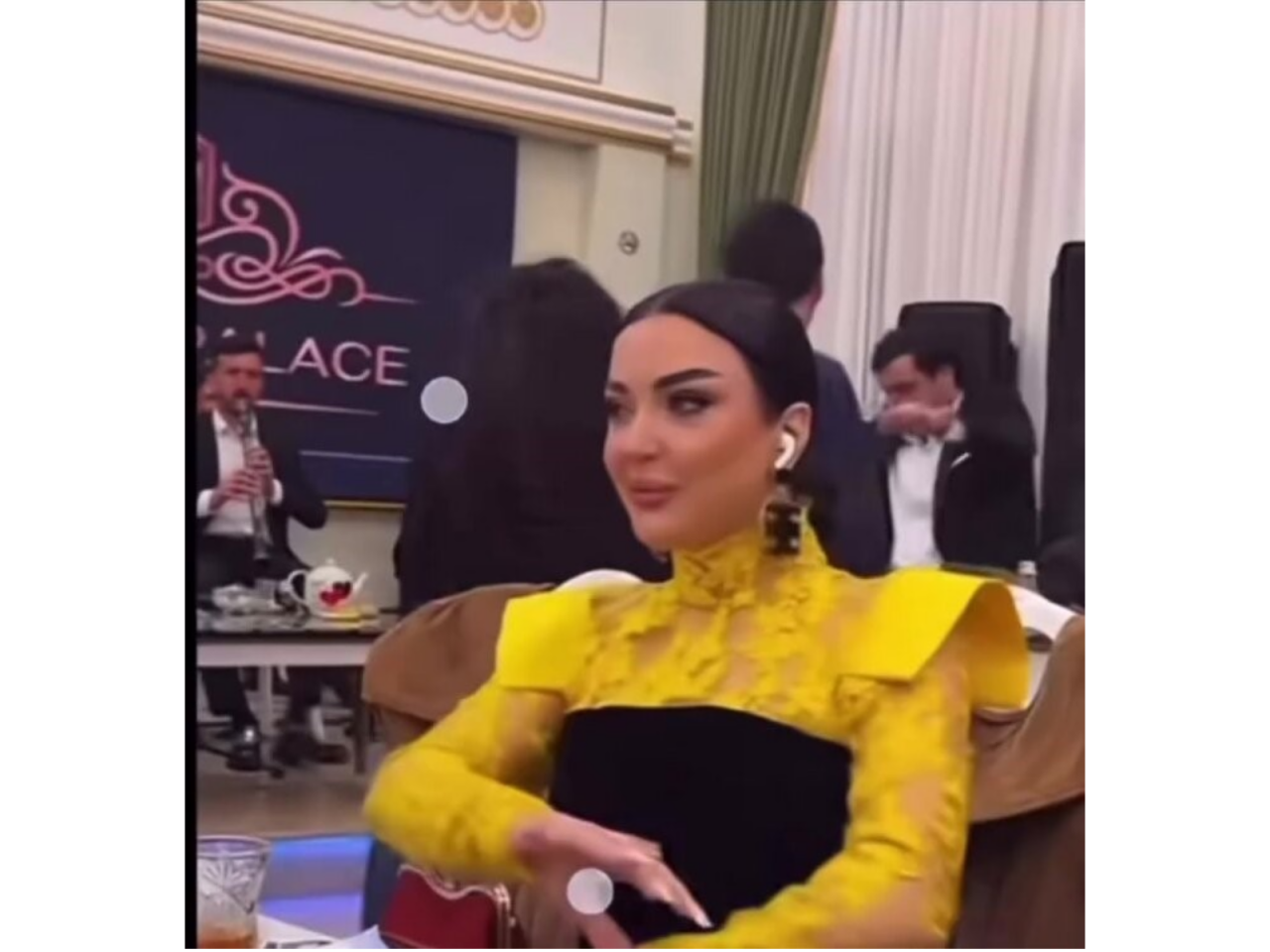 Qalmaqal yaşayan Şəbnəmlə Vəfa eyni TOYDA: Əl hərə