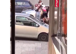 Portuqaliyada velosipedçi qadın sürücünü döydü - <span class="color_red">VİDEO</span>