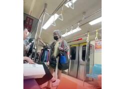 Metroda yer DAVASI: 1 təpiklə yaşlı qadına yerini göstərdi - <span class="color_red">VİDEO </span>