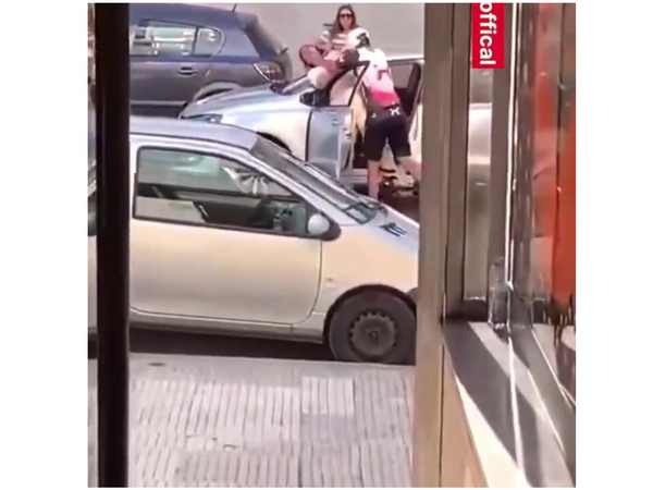 Portuqaliyada velosipedçi qadın sürücünü döydü - <span class="color_red">VİDEO</span>