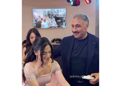 Bakıda qayınatanın gəlinə bahalı hədiyyəsi diqqət çəkdi - <span class="color_red">VİDEO</span>