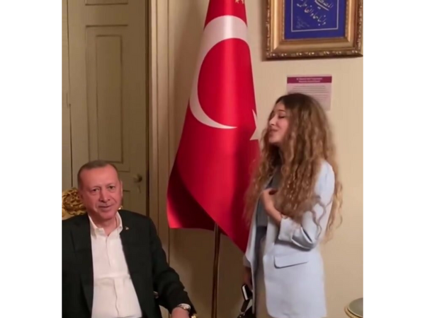 Türkiyədə müğənninin Ərdoğan üçün ifası diqqət çəkib - <span class="color_red">VİDEO </span>