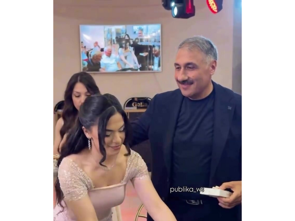 Bakıda qayınatanın gəlinə bahalı hədiyyəsi diqqət çəkdi - <span class="color_red">VİDEO</span>