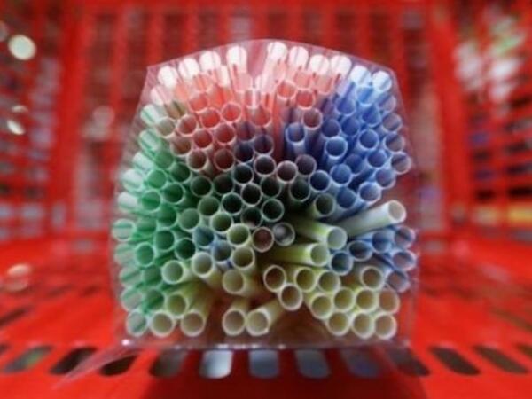 Bu yay plastik pipetdən istifadə etməzdən əvvəl iki dəfə düşünün