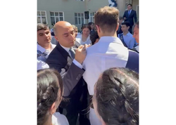Emin Əmrullayev  məzunların köynəyinə təbriklərini yazdı - <span class="color_red">VİDEO </span>