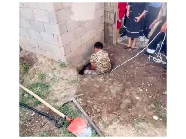 Qazaxıstanda 1 yaşlı uşaq tualet çuxuruna düşdü - <span class="color_red">VİDEO</span>
