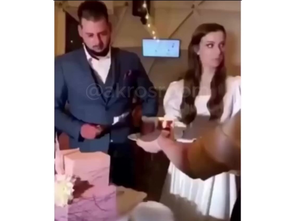 Rusiyada bəy 1 yumruqla dostunu yerə sərdi - <span class="color_red">VİDEO </span>
