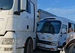 Lökbatanda mikroavtobus yük maşınına çırpıldı - <span class="color_red">(Video)</span>