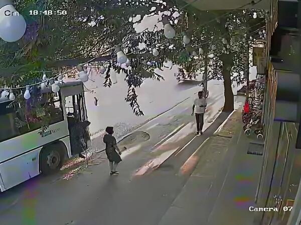 Bakıda dəhşətli qəza: Avtobus yaşlı qadının üstündən keçdi - <span class="color_red">(Video)</span>