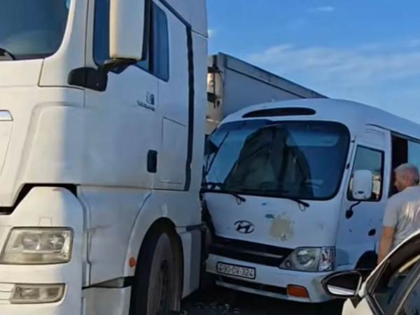 Lökbatanda mikroavtobus yük maşınına çırpıldı - <span class="color_red">(Video)</span>