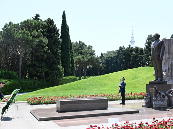 Türkmənistan Prezidenti Fəxri xiyabanda Ümumilli Lider Heydər Əliyevin məzarını ziyarət edib - <span class="color_red">(Foto)</span>