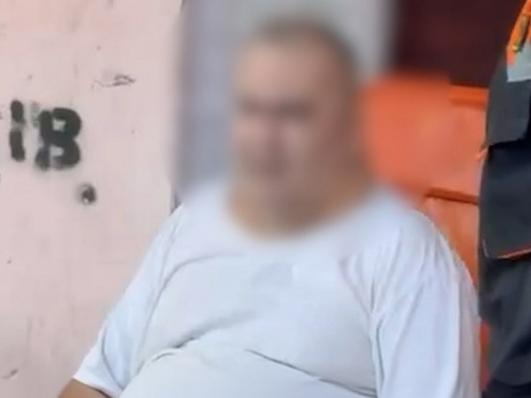 Paytaxtda 330 kiloqram çəkisi olan kişi evdən belə çıxarıldı - <span class="color_red">(Video)</span>