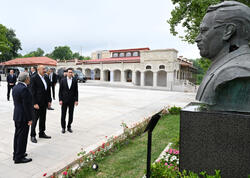İlham Əliyev və Sərdar Berdiməhəmmədov Şuşada Azərbaycanın tanınmış şəxsiyyətlərinin işğal dövründə güllələnmiş büstlərinə baxıblar (Foto)