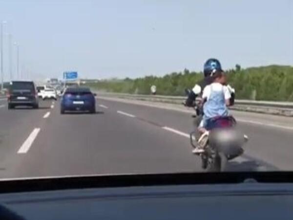 Motosiklet sürücüsü sürətli yolda uşağın həyatını təhlükəyə atdı - <span class="color_red">(Video)</span>