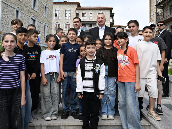 Prezident İlham Əliyev və Prezident Sərdar Berdiməhəmmədov Şuşa şəhərində inşa edilmiş birinci yaşayış kompleksində olublar (Foto)