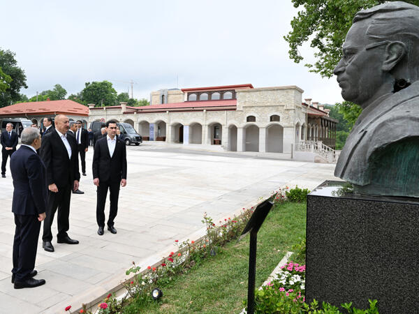 İlham Əliyev və Sərdar Berdiməhəmmədov Şuşada Azərbaycanın tanınmış şəxsiyyətlərinin işğal dövründə güllələnmiş büstlərinə baxıblar (Foto)