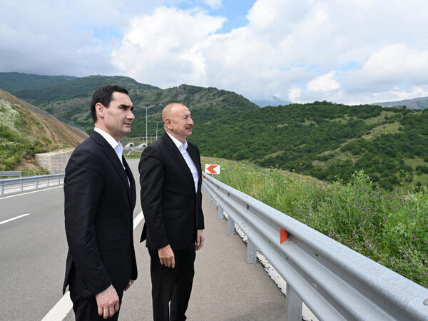 Azərbaycan Prezidenti İlham Əliyev və Türkmənistan Prezidenti Sərdar Berdiməhəmmədov Şuşanın Daşaltı kəndinin fonunda şəkil çəkdiriblər (Foto)