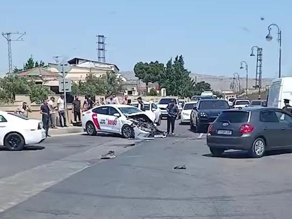 Lökbatanda taksi sərnişin avtobusu ilə toqquşdu - <span class="color_red">(Video)</span>