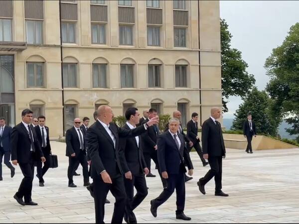 İlham Əliyev və Sərdar Berdiməhəmmədovun Şuşa gəzintisindən görüntülər (Video)