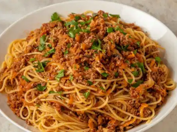 Yedidən yetmişə hər kəsin sevdiyi ləzzət: Bolonez souslu makaron