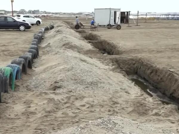 Novxanı çimərliyində xəndəklər qazılıb:Sürücülərin yolu kəsilib