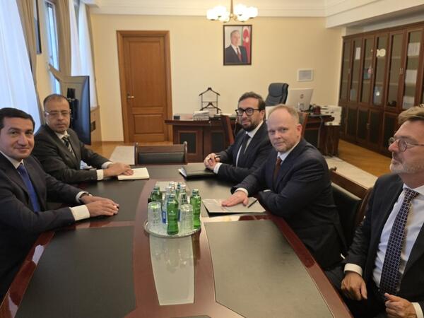 Hikmət Hacıyev NATO-nun xüsusi nümayəndəsi ilə görüşüb