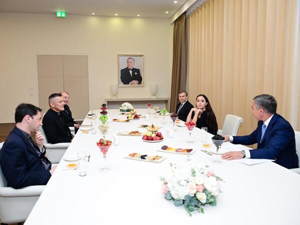 Leyla Əliyeva Vatikan Apostol Kitabxanası və Apostol Arxivinin rəhbəri ilə görüşüb <span class="color_red">(Foto)</span>