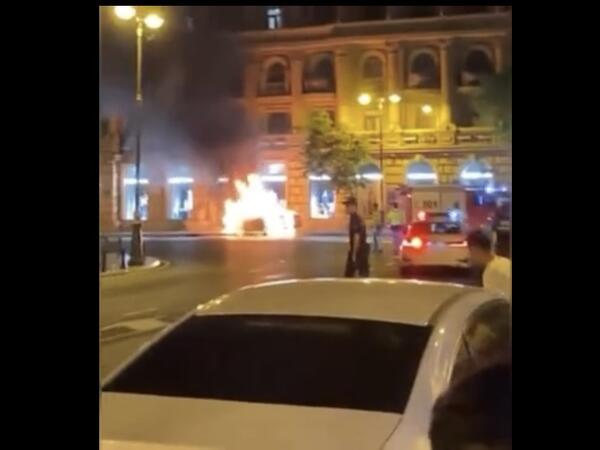 Bakının mərkəzində minik avtomobili alışdı - <span class="color_red">(Video)</span>
