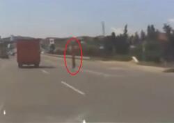 Bakı-Sumqayıt yolunda yük maşınının qapısı sınıb yola düşdü - <span class="color_red">VİDEO</span>