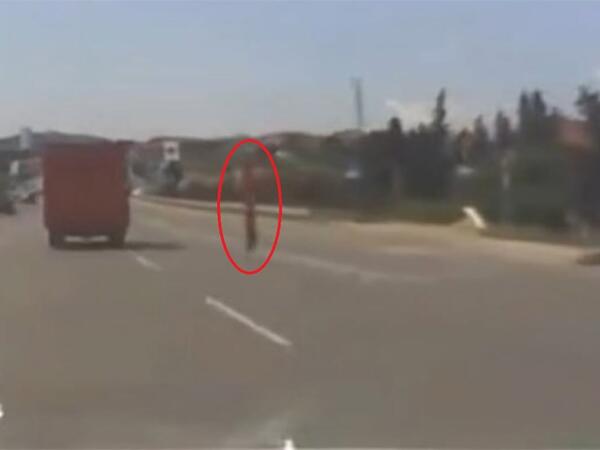 Bakı-Sumqayıt yolunda yük maşınının qapısı sınıb yola düşdü - <span class="color_red">VİDEO</span>