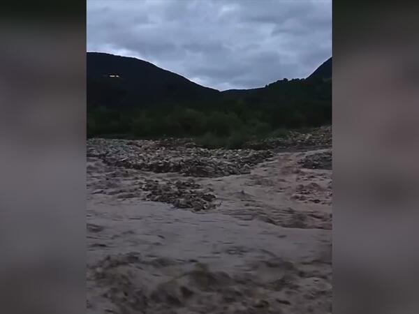 Şamaxıda Ağsu çayı daşdı - hərəkət iflic oldu - <span class="color_red">(Video)</span>