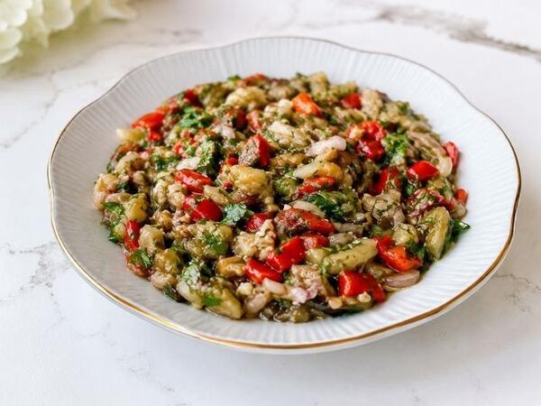Soğanlı badımcan salatı resepti