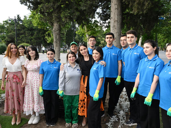 Leyla Əliyeva və Arzu Əliyeva Bakı Bulvarında mövsümi güllərin əkilməsi aksiyasında iştirak ediblər - <span class="color_red">(Foto)</span>