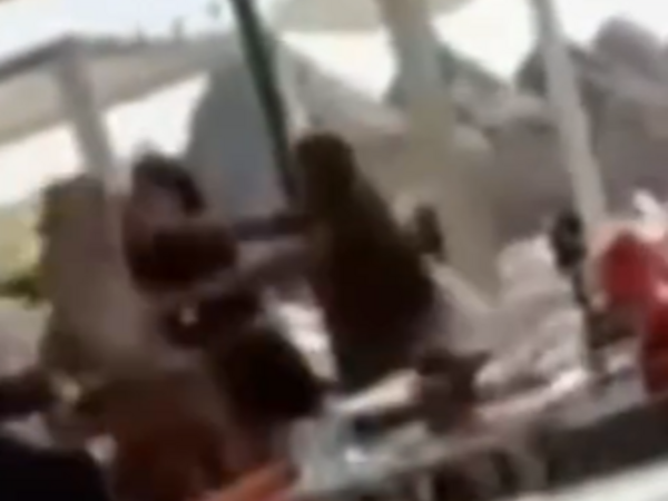 Bakıda restoranda bloqerlər saçyolduya çıxdı - <span class="color_red">(Video)</span>