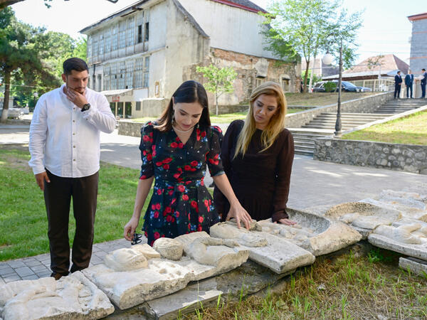 Leyla Əliyeva Şəki şəhərindəki Məhəmməd Füzuli adına parkda görülən işlərlə tanış olub - <span class="color_red">(Foto)</span>