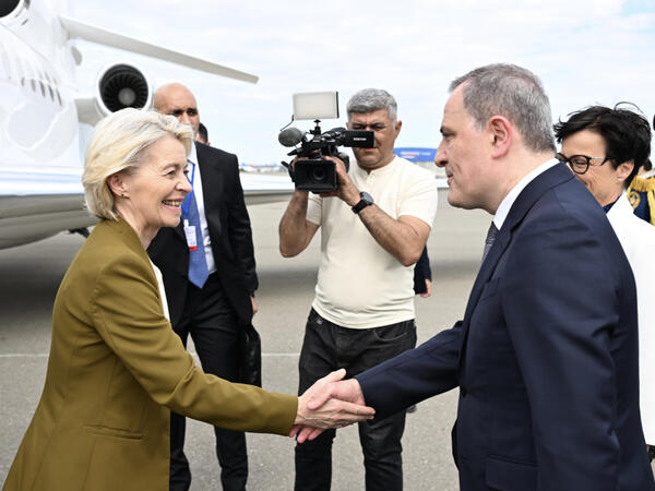 Ursula Fon der Lyayen Azərbaycana səfərə gəlib - <span class="color_red">(Foto)</span>