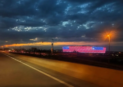 Bakı Olimpiya Stadionu ABŞ bayrağının rəngləri ilə işıqlandırılıb