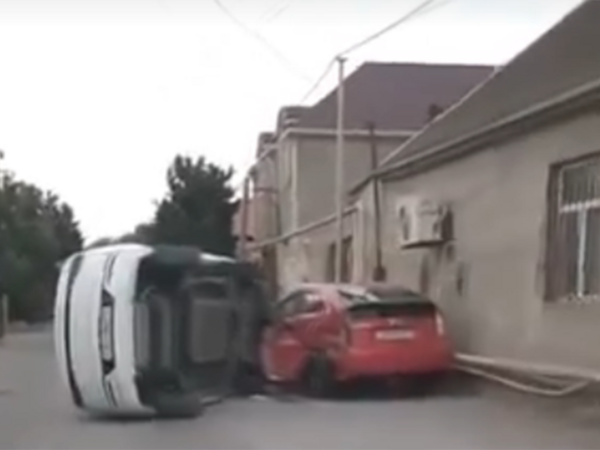 Bakıda “Prius”la toqquşan BYD aşdı - <span class="color_red">(Video)</span>
