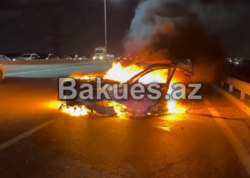 Bakıda avtomobil iki yerə bölündü